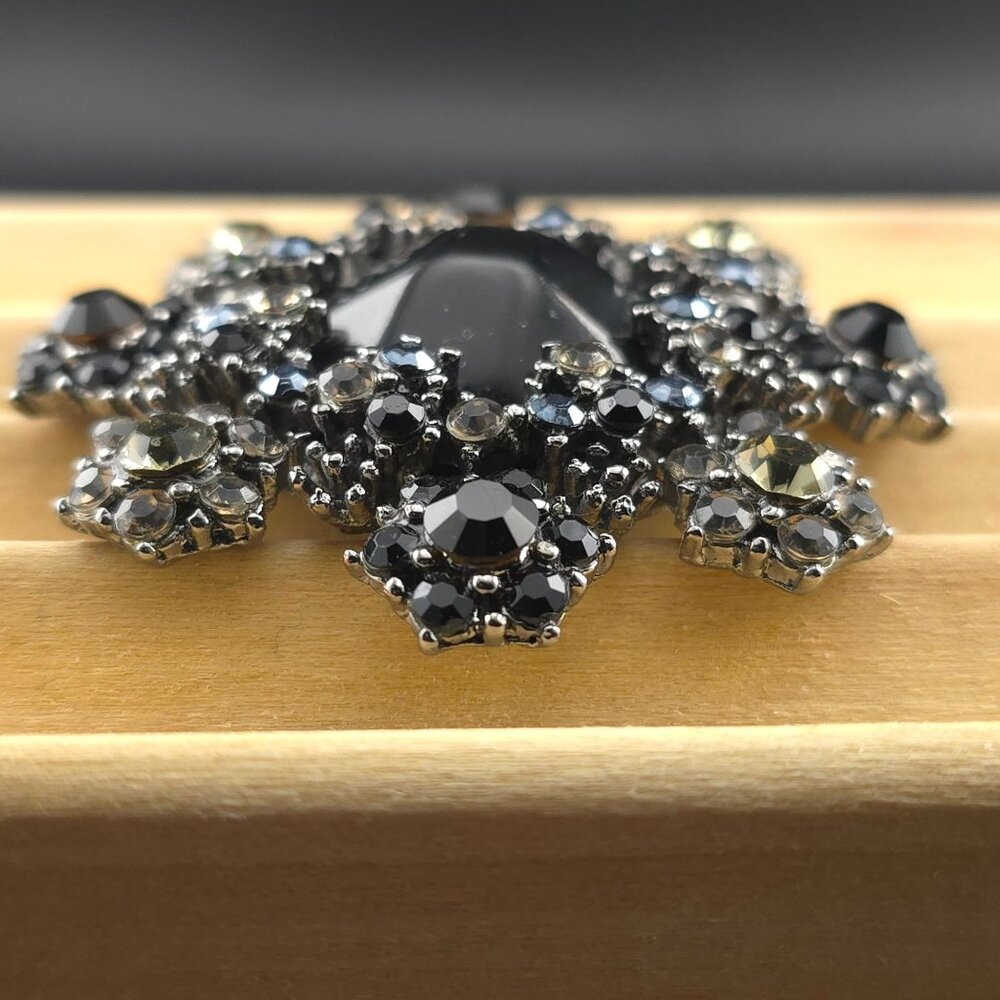 Vintage Black & Clear Rhinestone Floral Brooch 2" Diameter Pin Back - Picture 5 of 6